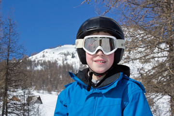 Fototapeta na wymiar Portret młodego narciarza (10-12 lat)