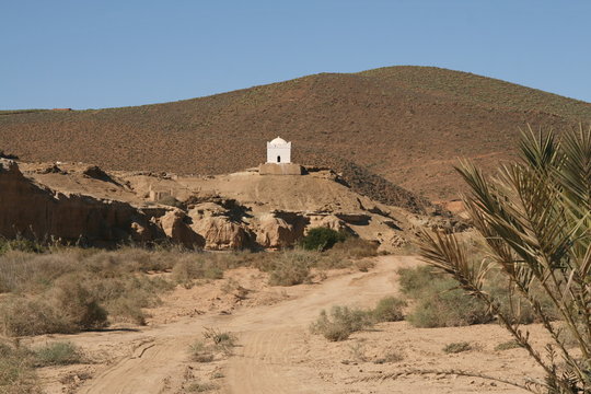 Un marabout au bord de l'oued Assaka au Maroc