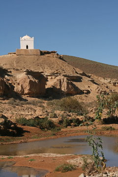 marabout au bord de l'oued Assaka
