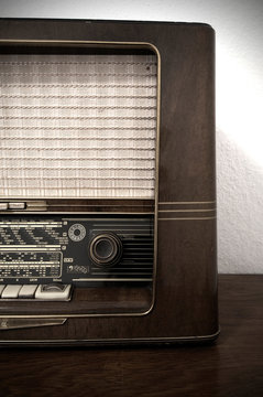 Altes Radio, Vintage Radio aus Holz auf Kommode