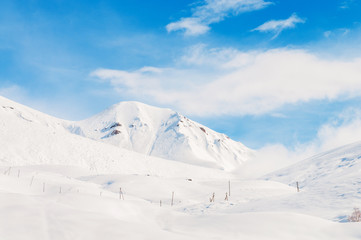 Fototapeta na wymiar Góry śniegu na słoneczny dzień zimowy