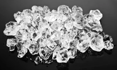 Foto op Plexiglas anti-reflex Mooie ijsblokjes. Witte kristallen op een zwarte achtergrond © EwaStudio