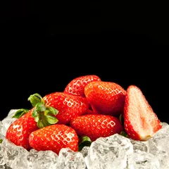 Crédence de cuisine en verre imprimé Dans la glace fraise sur fond noir. fraises avec des glaçons dessus