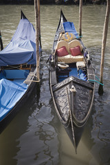 Fototapeta na wymiar Zacumowany gondola wzdłuż Canal Grande w Wenecji