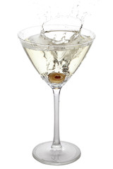Olive fällt in Cocktail Glas