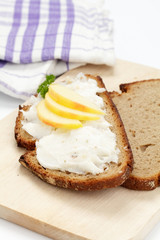 Schmalzbrot mit Apfelspalten