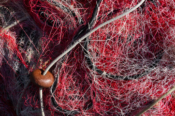 rete da pesca bianca e rossa con galleggiante