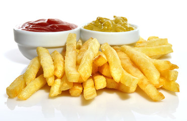 Aperitivo de patatas y ketchup.