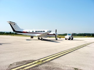 Fototapeta na wymiar white plane in the runway