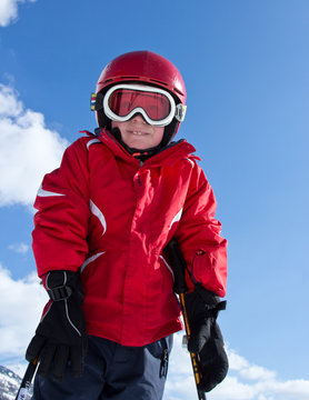 Portait d'un jeune skieur (6-8 ans)