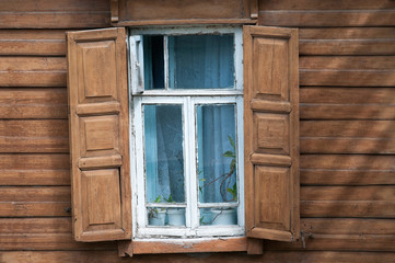 Obraz na płótnie Canvas Okno starym drewnianym domu.