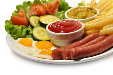 Plato con fritos y ensalada.