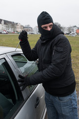 Vermummter Mann bricht Auto auf #bn