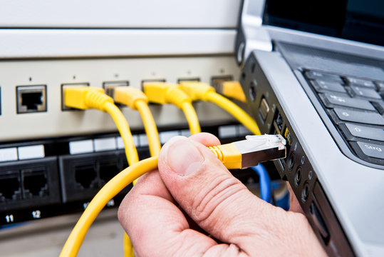 Netzwerkkabel an Notebook anschlie&szlig;en #bn
