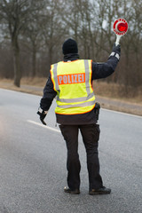 Polizist mit roter Kelle