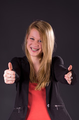 Blond Teen mit Zahnspange, Daumen hoch