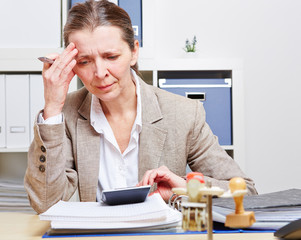 Frau im Büro mit Burnout