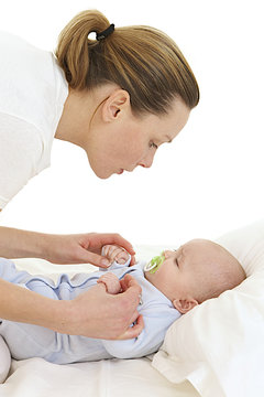 Maman r&eacute;confortant b&eacute;b&eacute;