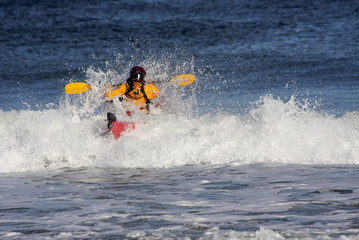 Obraz premium Kayaker on the crest of a wave