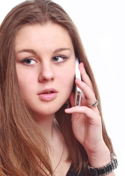 молодая девушка говорит по телефону