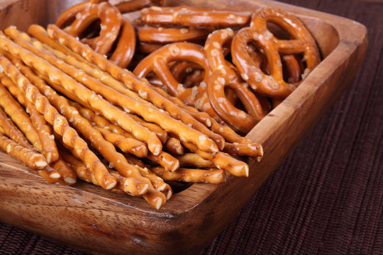 Schale mit Salzgeb&auml;ck