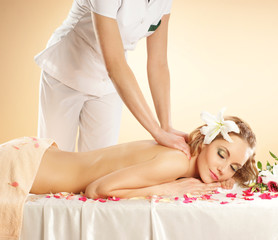 Obraz na płótnie Canvas A young woman relaxing on a spa massage procedure