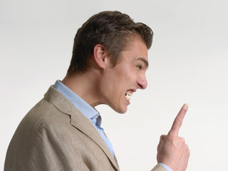 Hombre joven disgustado,molesto.