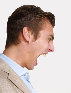 Hombre joven disgustado,molesto.