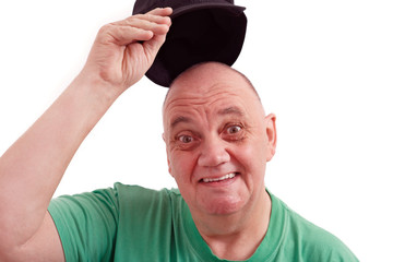 homme souriant qui soulève la casquette pour saluer © Maurice Metzger