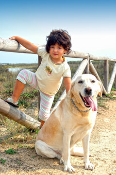 Ni&ntilde;a con su perro