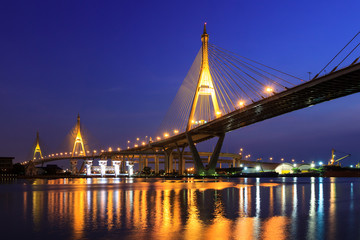 Fototapeta na wymiar Duży most nad rzeką Chao Phraya w Twillight