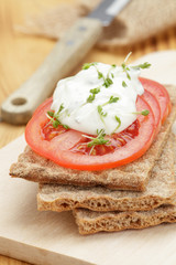 Knäckebrot mit Tomaten und Quark