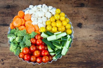 Arrangement of vegetables in a round metal tray