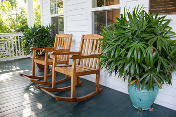 Schaukelstühle auf einer Veranda