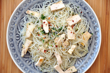 Glasnudel Salat mit Hähnchen