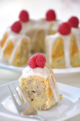Mohn Gugelhupf mit Himbeeren