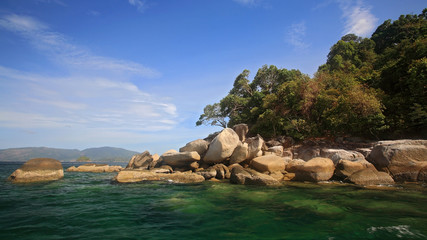 Fototapeta na wymiar Piękna wyspa na niebieskim niebie w pobliżu Ko Lipe, Tajlandia
