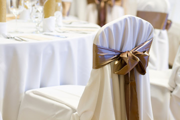 an image of tables setting at a luxury wedding hall - obrazy, fototapety, plakaty