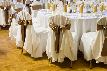 Fototapeta na wymiar an image of tables setting at a luxury wedding hall