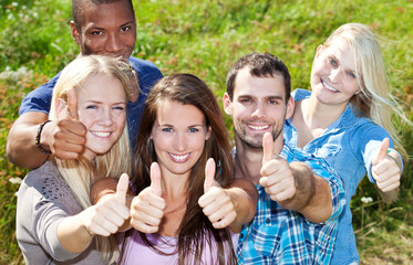 Gruppe Jugendlicher zeigt Daumen hoch
