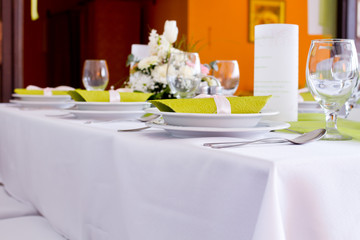luxury place setting, green napkin on plate