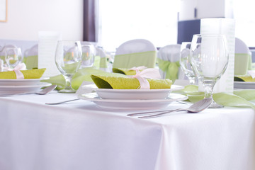 luxury place setting, green napkin on plate