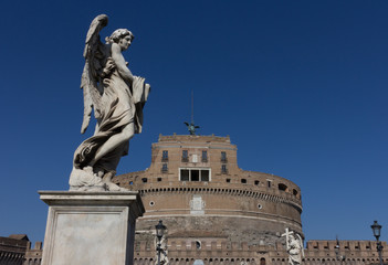 Angelo con la veste e i dadi castel santangelo