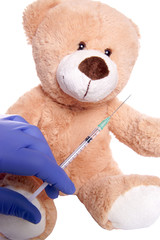 Teddy beim Kinderarzt mit Spritze