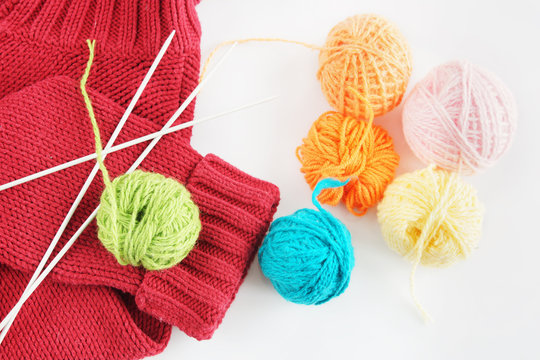 Balls of yarn and knitted cloth