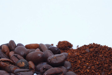 kaffeebohnen und gemahlen unten quer