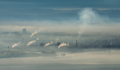 Fototapeta na wymiar Teren fabryki z dymu i pary