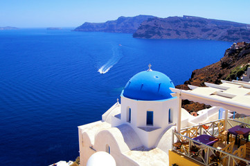 Fototapeta na wymiar Niebieskie kopuły kościoła z łodzi, Oia Village, Grecja