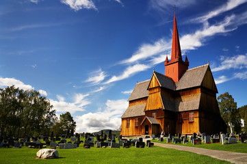 Fototapeta na wymiar Norwegia: drewniany kościół i cmentarz