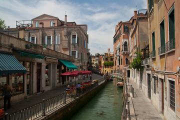 Fototapeta na wymiar Mały Kanał w Wenecji